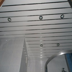 Реечный потолок комплект д./туалета 1.35х0.9м AN85A белый глянцевый с раскладкой металлик